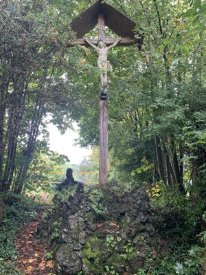 Calvaire dans le jardin de l'Institut Jean XXIII
