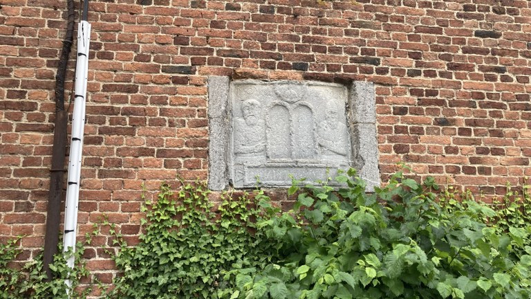 Moïse et Aaron stèle - Villers-sur-Lesse*