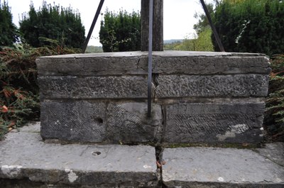 Pierre gravée au pied du calvaire de la chapelle de Lorette