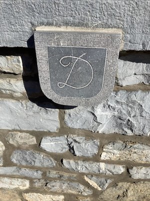Pierre gravée gîte