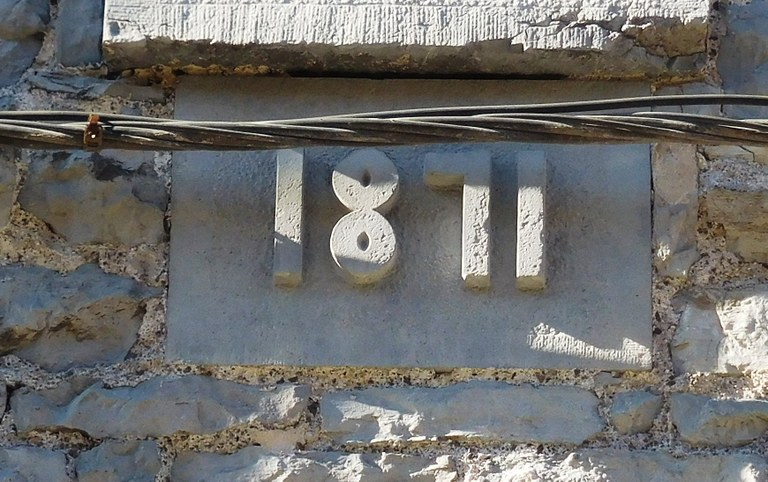 Pierre millésimée, rue des Carrières