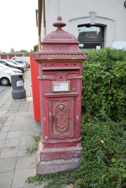 Borne postale, Rochefort, place de la Gare