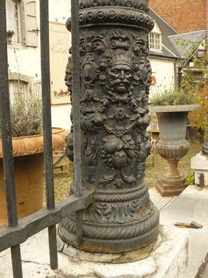 colonne en fonte - Rochefort, rue de Behogne 46 *
