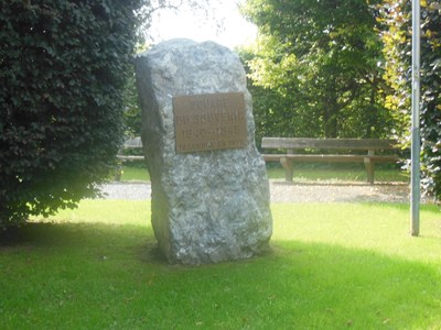 La stèle au Square du Souvenir
