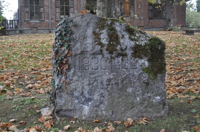 Pierre commémorative des 100 ans de la Belgique (Grottes de Lorette)