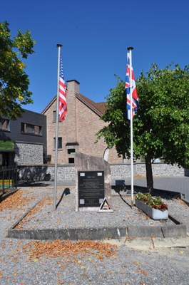 Stèle et plaque commémorative: hiver 44 ( Havrenne )