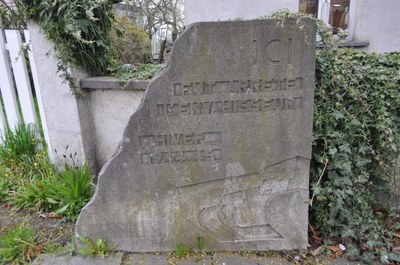 Stèle commémorative (rue de la Source, Han-Sur-Lesse)