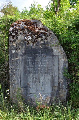 Stèle et plaque commémorative