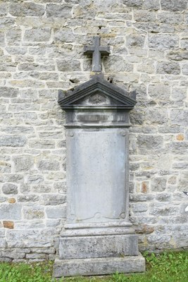 Pierres funéraires à l'église de Wavreille