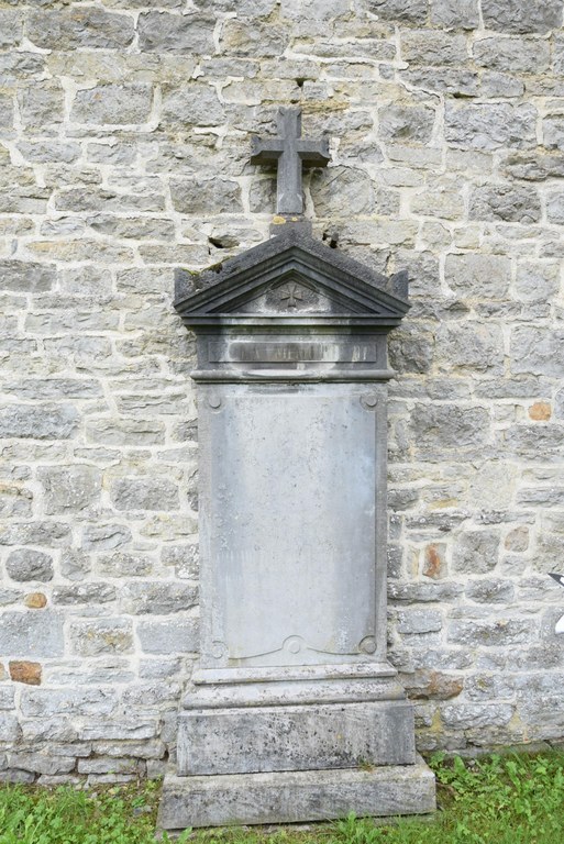Pierres funéraires à l'église de Wavreille