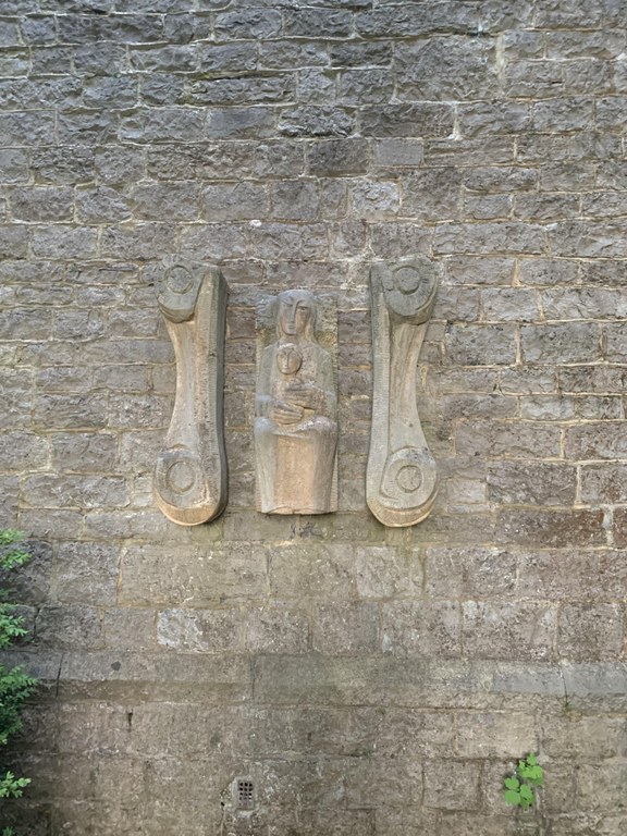 Sculpture de la Vierge à l’Enfant*