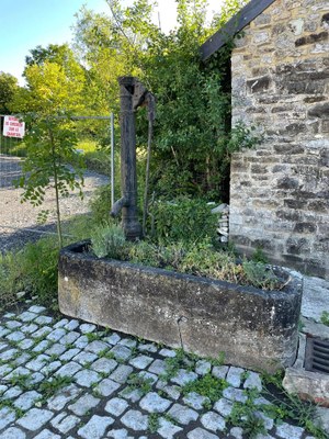 Abreuvoir et pompe à eau (rue du Tchéseau, Ave-et-Auffe)