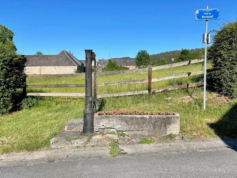 Pompe -colonne en fonte (fin 19è) + bac en pierre bleue monolithe*