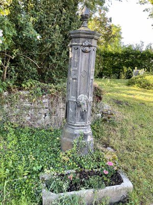 Pompe-colonne octogonale en fonte*