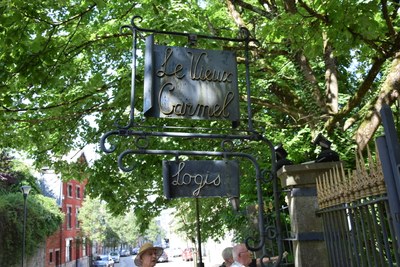 Enseigne suspendue "Vieux Carmel" (rue Jacquet, Rochefort)*