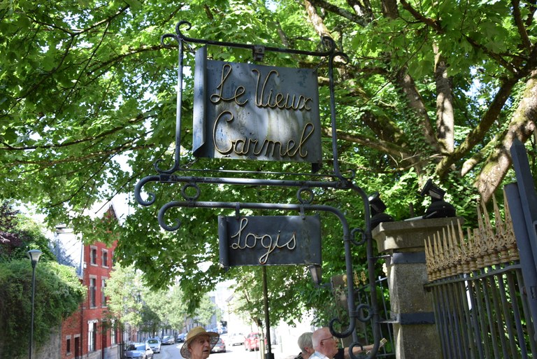 Enseigne suspendue "Vieux Carmel" (rue Jacquet, Rochefort)*