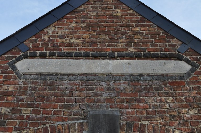 Enseigne en pierre de l'ancien bâtiment des pompiers (Lessive)