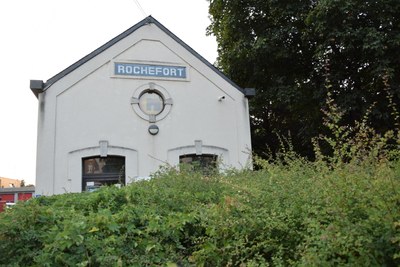 Panneau de signalisation sur le pignon de l'ancienne gare de Rochefort